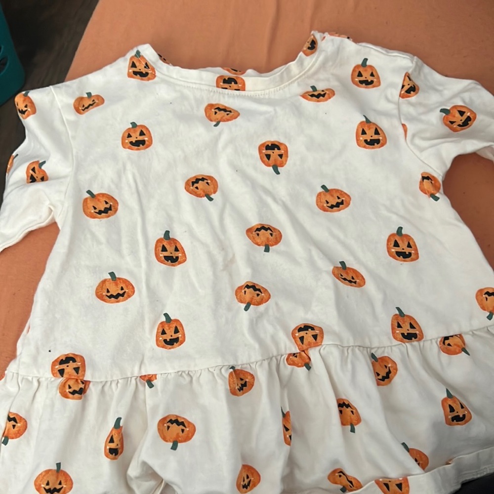 Old Navy Halloween girls pumpkin shirt, 12-18 months very new. Worn twice